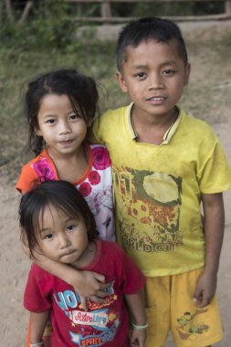 Üç çocuk, Ban Gnoyhai, Luang Prabang, Laos grup portresi