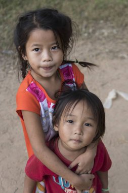 İki çocuk birlikte, Ban Gnoyhai, Luang Prabang, Laos ayakta portresi