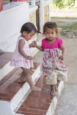 Adım aşağı hareket çocuklar Laos