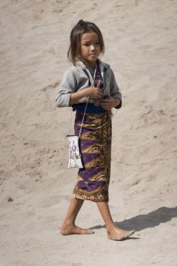 Kum, Sainyabuli Province, Laos üzerinde yürüyen kız