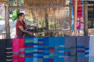 Şal dokuma tezgahı üzerinde kadın Laos