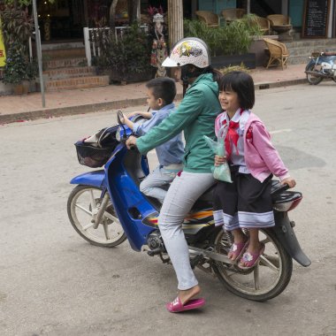 Bir motosiklet üzerinde Luang Prabang, Laos sürme aile