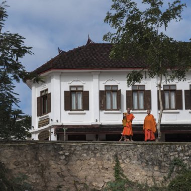 Rahipler üzerinde istinat duvarı, Luang Prabang, Laos ayakta