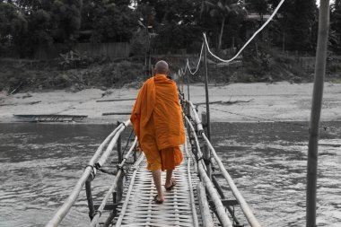 Bambu köprüde Nam Han Nehri, Luang Prabang, yürüyüş Monk Laos