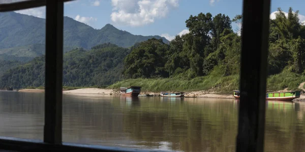 Barcos Río Visto Través Ventana Río Mekong Laos —  Fotos de Stock