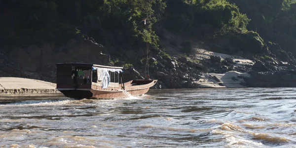 Домашняя Лодка Плывущая Реке Мео Лаос — стоковое фото
