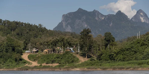 Shoreline Village Rocky Mountains Background River Mekong Pak District Luang — Stock Photo, Image