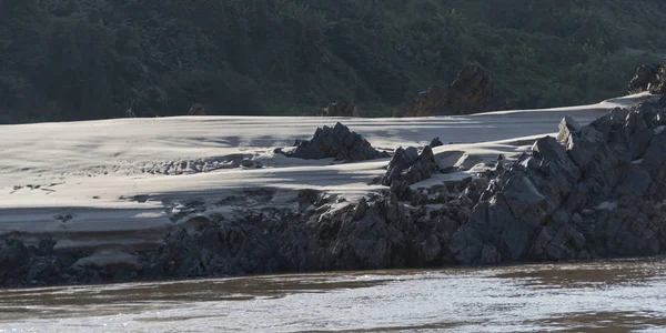 岩と砂浜の海岸線 メコン川ラオスのビュー — ストック写真
