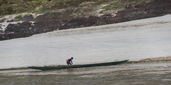 ラオス メコン川で行ボートの側面に沿って人 — ストック写真
