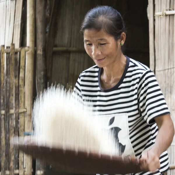 Mujer Arrojando Arroz Cesta Ban Gnoyhai Luang Prabang Laos — Foto de Stock