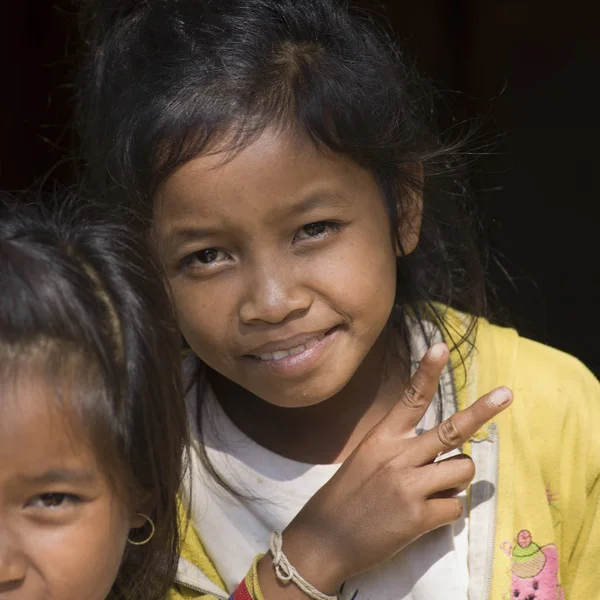 Portret Dwóch Dorastających Lokalnych Dziewcząt Gestem Ban Houy Phalam Laos — Zdjęcie stockowe