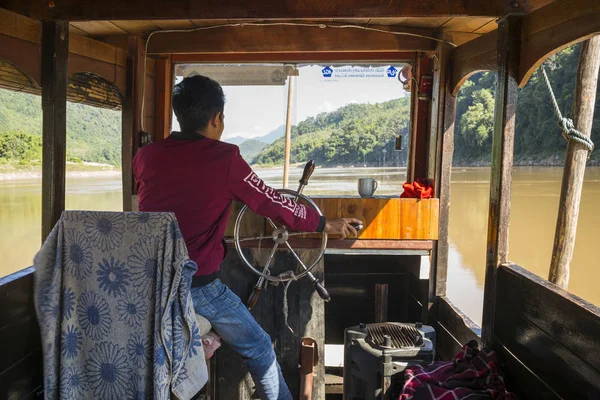 Вид Сзади Человека Управляющего Лодкой Реку Меконг Луанг Прабанг Лаос — стоковое фото