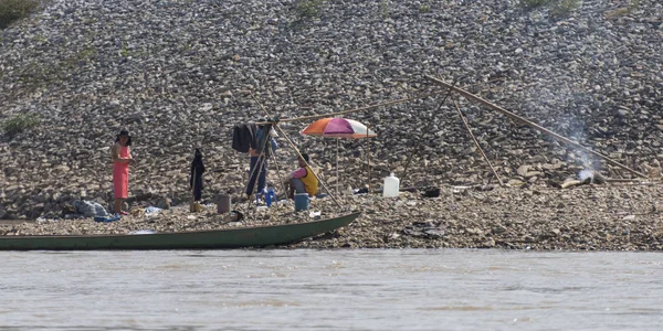 Nsanlar Tekneyle Kıyı Mekong Nehri Laos — Stok fotoğraf