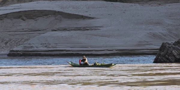 Nehir Mekong Laos Teknesinde Oturan Adam — Stok fotoğraf