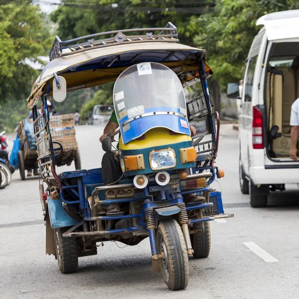 Tuk Tuk Motorizado Veículos Estrada Luang Prabang Laos — Fotografia de Stock