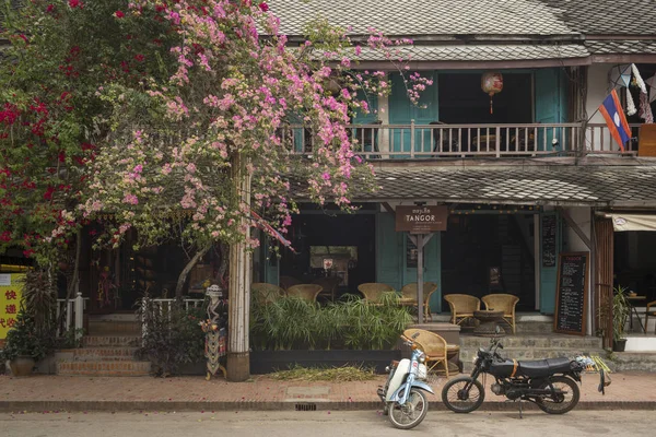 Voertuigen Geparkeerd Weg Buiten Winkels Luang Prabang Laos — Stockfoto