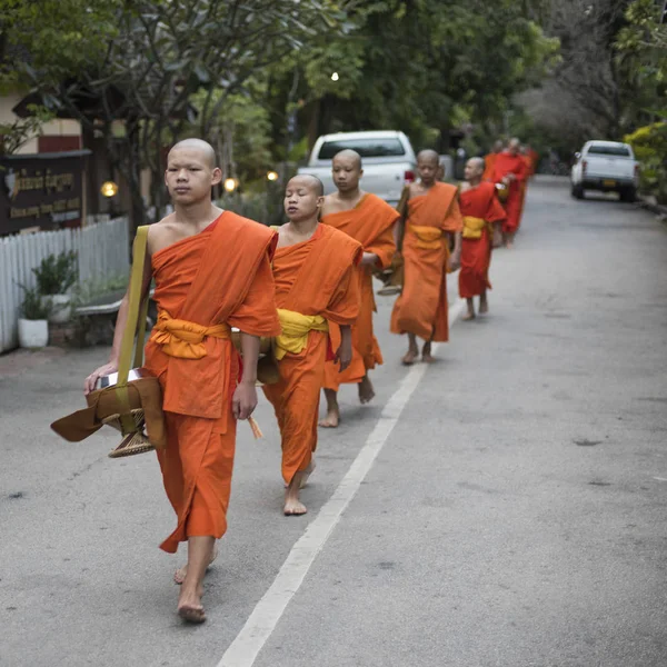 Grupo Monges Caminhando Estrada Luang Prabang Laos — Fotografia de Stock
