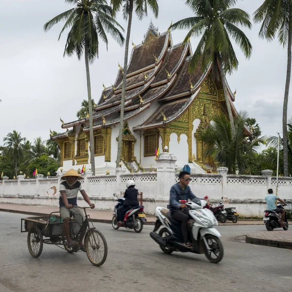 Mensen Rijden Voertuigen Weg Met Royal Tempel Achtergrond Haw Pha — Stockfoto