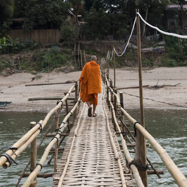 Монах Идущий Бамбуковому Мосту Через Реку Нам Хан Луангпрабанг Лаос — стоковое фото