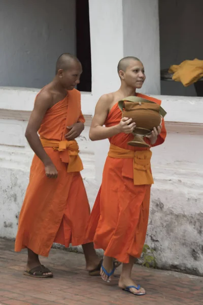 Monges Andando Fora Templo Luang Prabang Laos — Fotografia de Stock