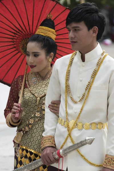 传统新娘和新郎 笏香丁字裤 琅勃拉邦 — 图库照片