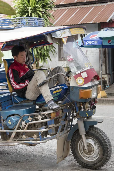 Homem Sentado Riquixá Motorizado Luang Prabang Laos — Fotografia de Stock