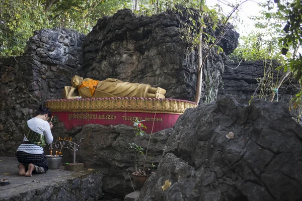 Donna Che Prega Buddha Sdraiato Monte Phousi Luang Prabang Laos — Foto Stock