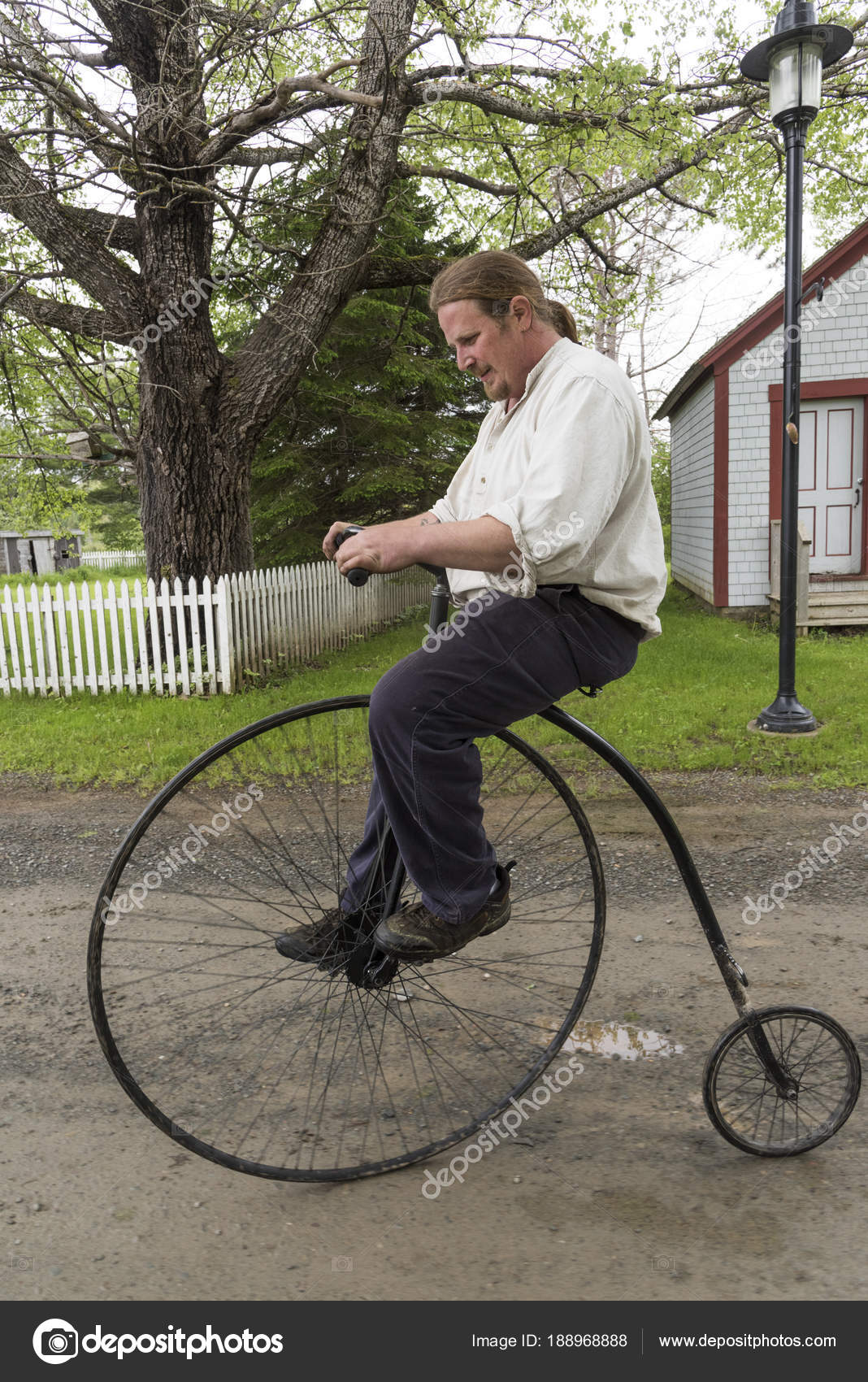 Sensible Menos Emigrar Hombre Montando Penny Farthing Bicicleta Sherbrooke Nueva Escocia Canadá —  Foto editorial de stock © klevit.shaw.ca #188968888