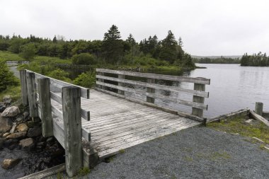 Nehir, Jeddore istiridye havuzlar, Nova Scotia, Kanada üzerinde ahşap yaya köprüsü