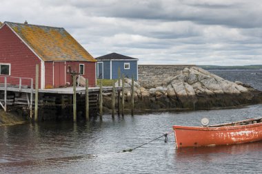 Peggy'nin Cove, Nova Scotia, Kanada limanda palamarla balıkçı teknesi