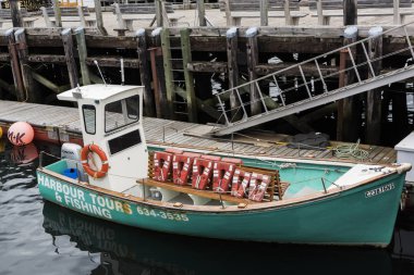 İskelede, d., Nova Scotia, Kanada balıkçılık balıkçı teknesine demirleyen