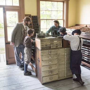 Öğretmen öğrencilere, Sherbrooke, Nova Scotia, Kanada açıklayan