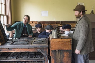 Öğretmen öğrencilere, Sherbrooke, Nova Scotia, Kanada açıklayan