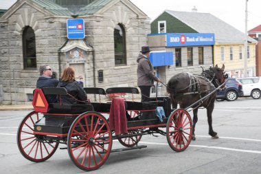 İnsanlar horsedrawn arabası sokakta, d., Nova Scotia, Kanada içinde