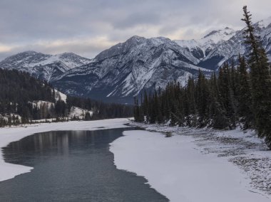 Arka planda, dağ silsilesi ile göl donmuş Maligne Gölü, Otoban 16, Yellowhead Otoban, Jasper, Jasper National Park, Alberta, Kanada