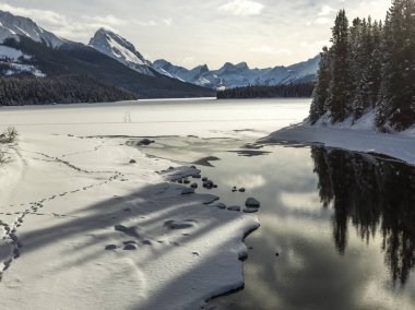 Göl, geliştirme bölgesi No. 12, Maligne Gölü, Jasper Jasper National Park, Alberta, Kanada görünümü kar kaplı