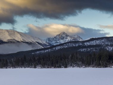 Karlı dağ silsilesi arka planda göl donmuş piramit Gölü, Otoban 16, Jasper Jasper National Park, Alberta, Kanada