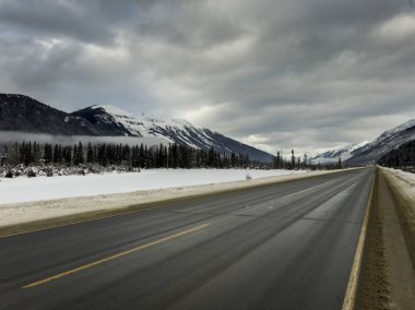 Kar üzerinden geçen yol kaplı manzara, bölgesel Fraser ilçe Fort George, Otoban 16, Yellowhead Otoban, British Columbia, Kanada
