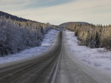 Kar üzerinden geçen yol görünümünü kaplı manzara, bölgesel Fraser ilçe Fort George, Otoban 16, Yellowhead Otoban, British Columbia, Kanada