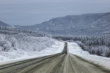 Orman, Alaska Highway, Kuzey Rockies bölgesel Belediyesi, British Columbia, Kanada kar üzerinden geçen otoyol kapalı