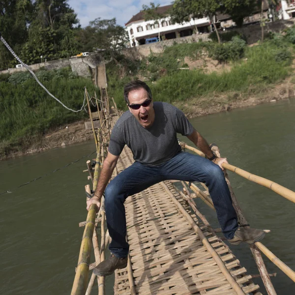 Портрет Человека Позирующего Бамбуковом Мосту Река Нам Хан Луанг Прабанг — стоковое фото