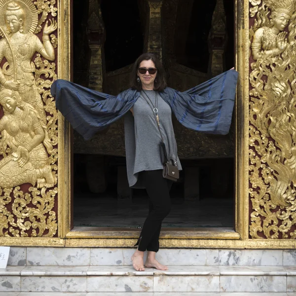 Женщина Стоящая Храма Ват Сиенг Тонг Луанг Прабанг Лаос — стоковое фото