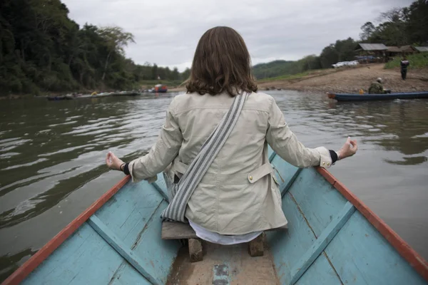 Вид Женщину Сидящую Лодке Реке Нам Хан Луанг Банг Лаос — стоковое фото