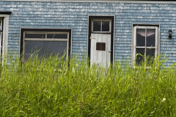 Grama Frente Casa Abandonada Guysborough Nova Escócia Canadá — Fotografia de Stock