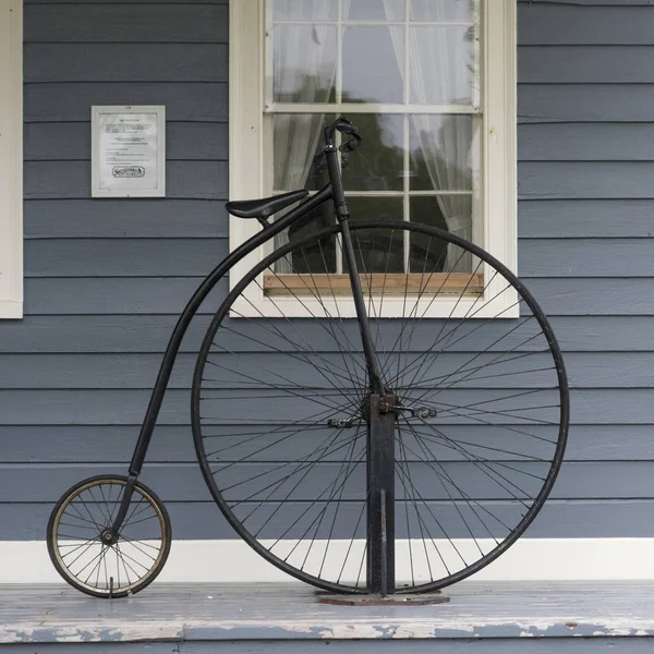 Penny Farthing Bicicleta Contra Casa Acera Sherbrooke Nueva Escocia Canadá — Foto de Stock