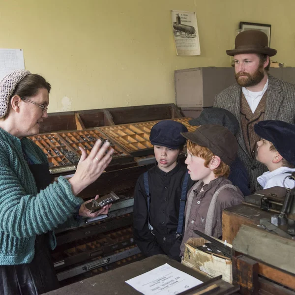 Öğretmen öğrencilere, Sherbrooke, Nova Scotia, Kanada açıklayan