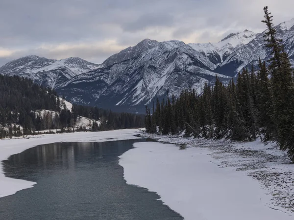 Заморожені Озера Гірського Хребта Фоновому Режимі Озеро Maligne Шосе Yellowhead — стокове фото