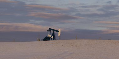 Petrol kuyusu içinde kar kaplı alan, kovboy izi, Alberta otoyol 22, Alberta, Kanada