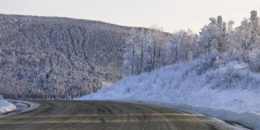 Kar üzerinden geçen yol kaplı manzara, Alaska Highway, Kuzey Rockies bölgesel Belediyesi, British Columbia, Kanada
