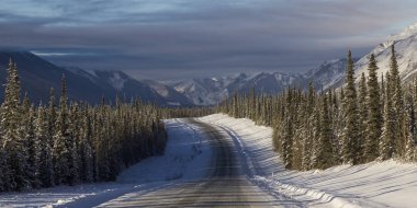 Kar üzerinden geçen yol kaplı manzara, Alaska Highway, Kuzey Rockies bölgesel Belediyesi, British Columbia, Kanada